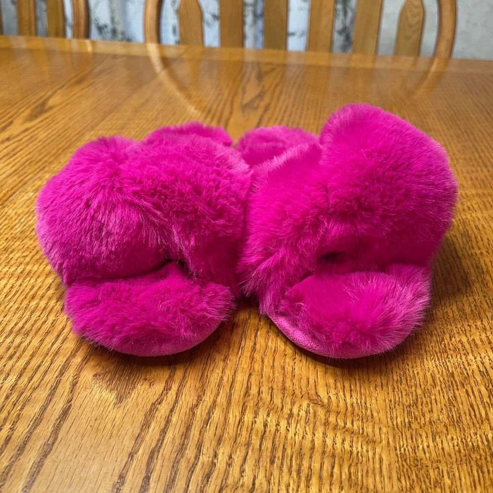 NWOT Loft Fluffy Hot Pink Slippers Size Small 5-6